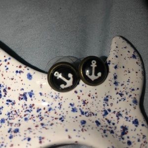 Anchor stud earrings